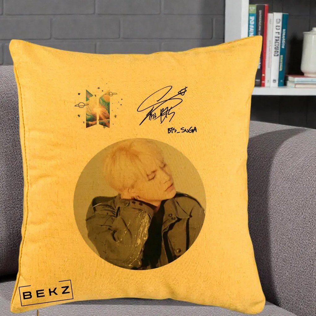 Perna Personalizata K-pop BTS Suga Portret cu Autograf, 40x40 cm, Galben, Husa Detasabila, Perna Inclusa, BEKZ®