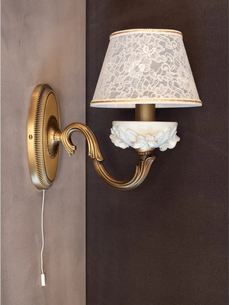 Aplica design italian din alama si portelan alb 9962