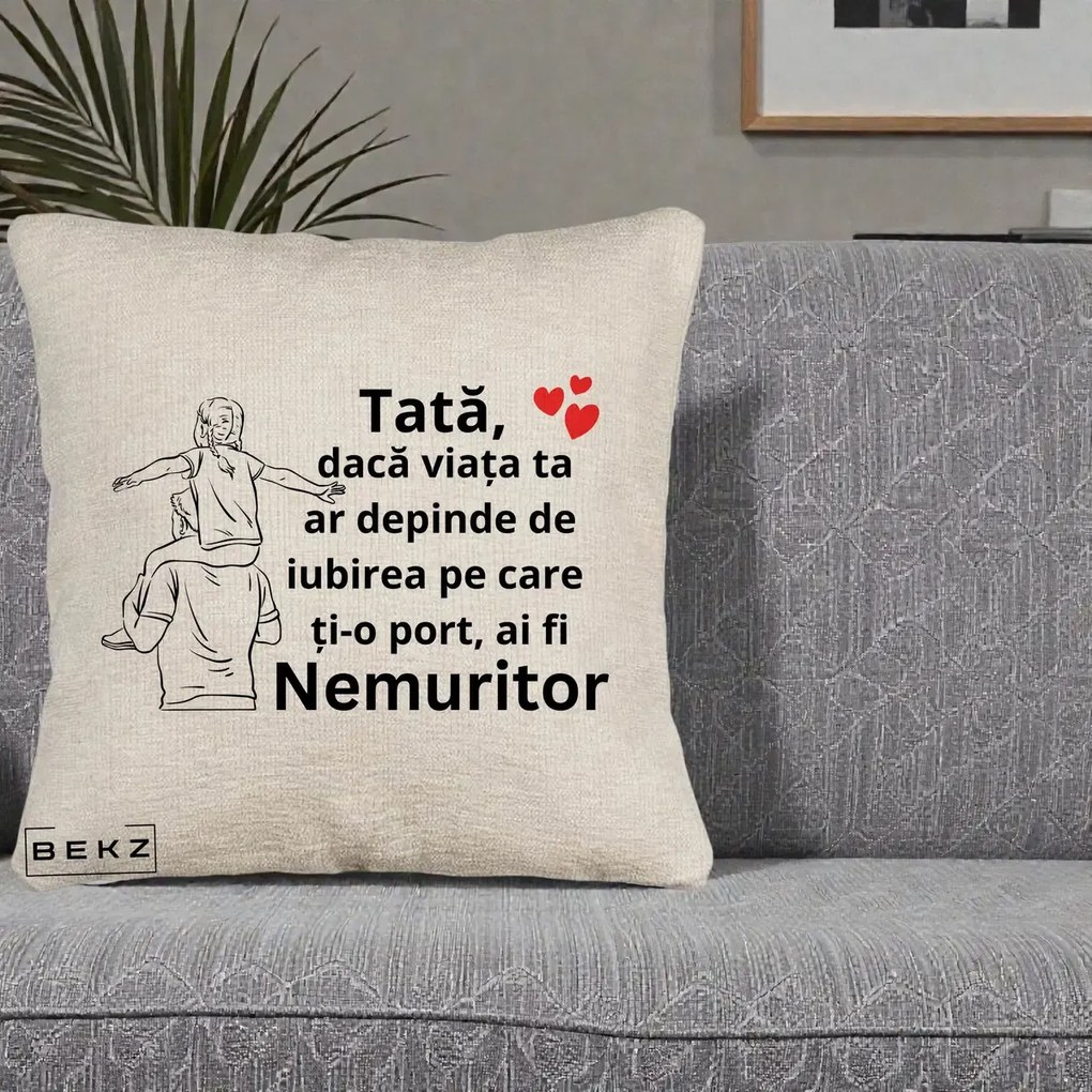 Cadou pentru Tata - Perna Personalizata Tata Supererou Nemuritor, 40x40 cm, Bej Canapea, Husa Detasabila, Perna Inclusa, BEKZ®