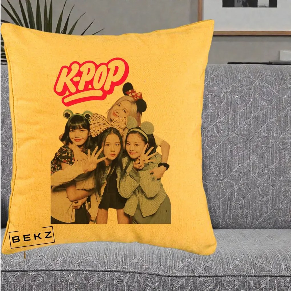 Perna Personalizata BLACKPINK K-Pop Grup Pozitii Amuzante, 40x40 cm, Galben, Husa Detasabila, Perna Inclusa, BEKZ®