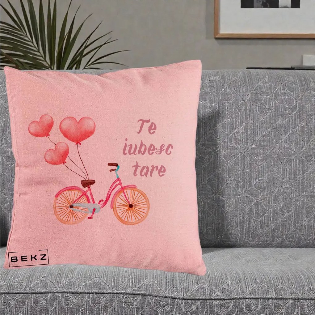 Perna Decorativa Te Iubesc Tare cu Bicicleta Roz si Baloane Inima, 40x40 cm, Roz, Husa Detasabila, Perna Inclusa, BEKZ®