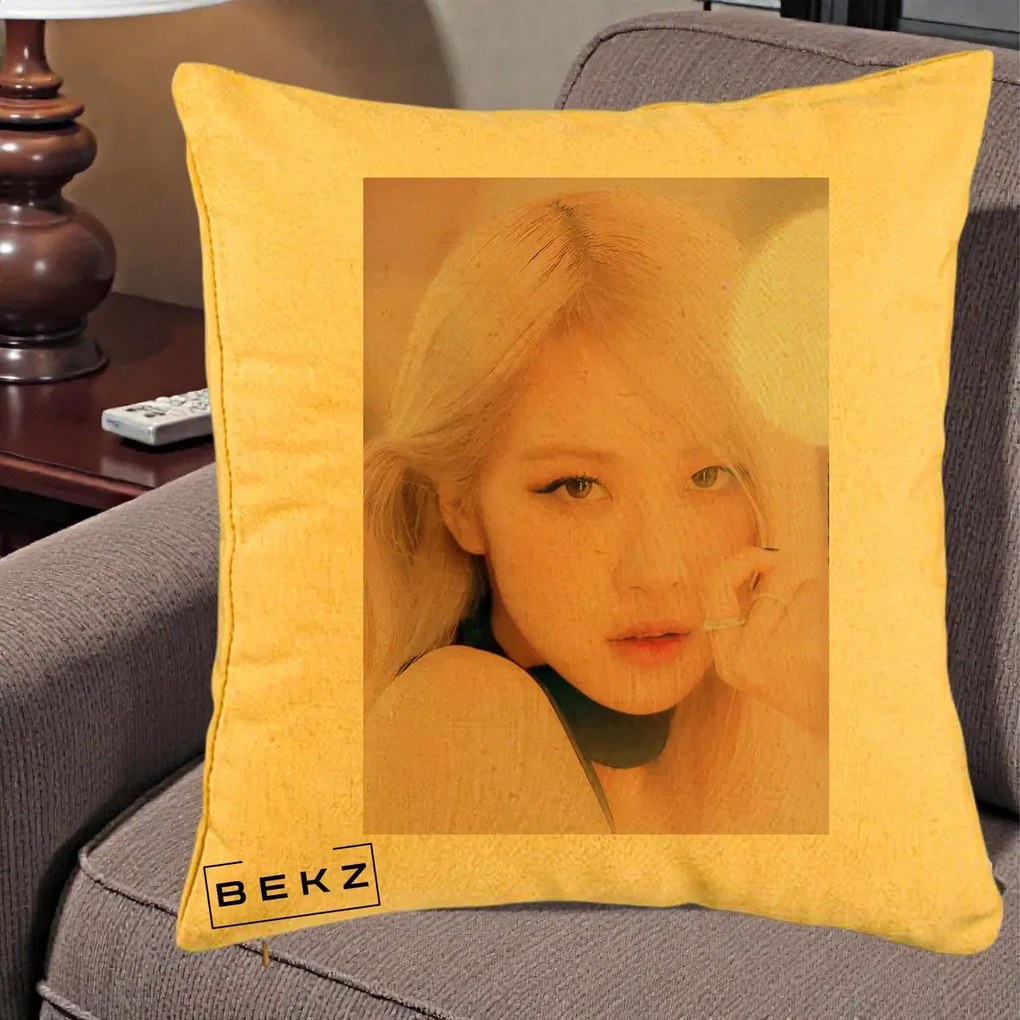 Perna Personalizata K-pop BLACKPINK Rose Blond cu Inel Roz Pastel, 40x40 cm, Galben, Husa Detasabila, Perna Inclusa, BEKZ®