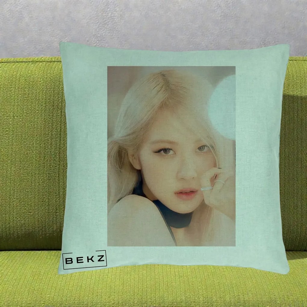 Perna Personalizata K-pop BLACKPINK Rose Blond cu Inel Roz Pastel, 40x40 cm, Verde Menta, Husa Detasabila, Perna Inclusa, BEKZ®