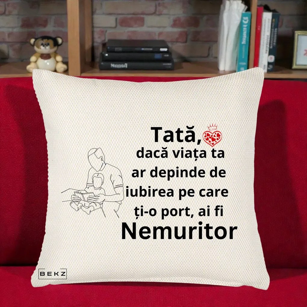Cadou pentru Tata - Perna Personalizata Tata Nemuritor Lectura, 40x40 cm, Crem Reliefat, Husa Detasabila, Perna Inclusa, BEKZ®