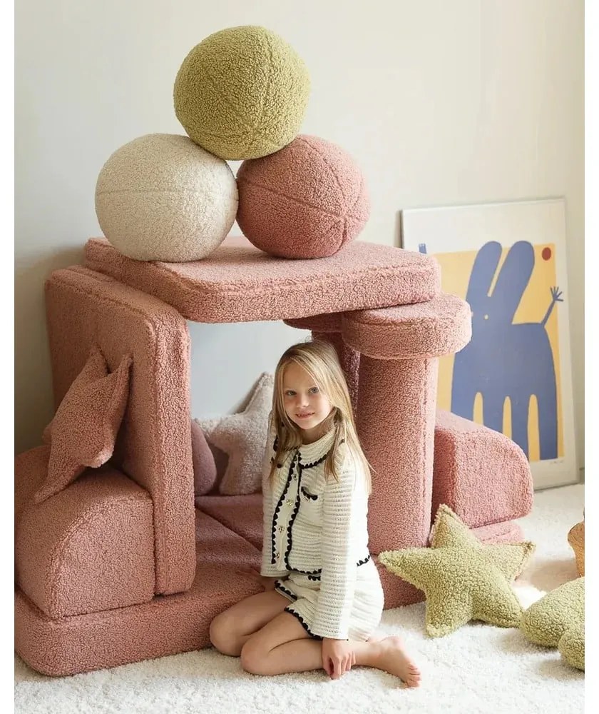 Pernă decorativă pentru copii roz cu tapițerie din țesătură bouclé Ball – Wigiwama