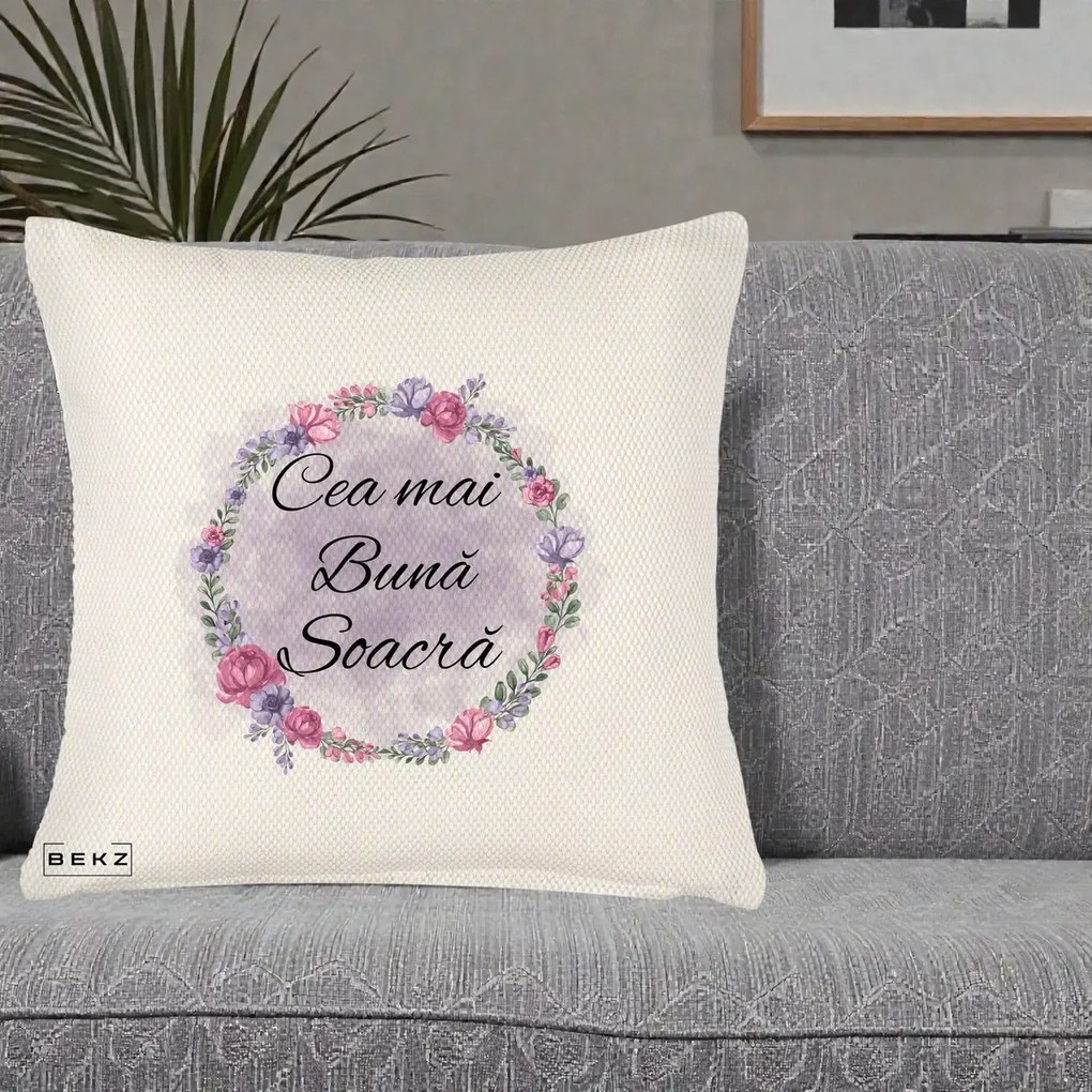 Cadou pentru Soacra - Perna Personalizata Cea mai Buna Soacra cu Coronita Flori Roz si Mov, 40x40 cm, Crem Reliefat, Husa Detasabila, Perna Inclusa, BEKZ®