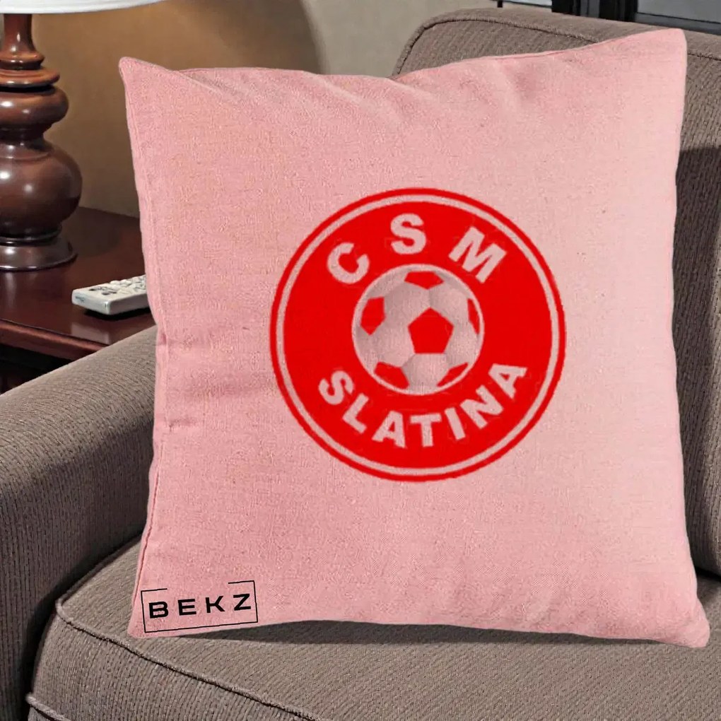 Perna Personalizata CSM Slatina Fotbal, 40x40 cm, Roz, Husa Detasabila, Perna Inclusa, BEKZ®