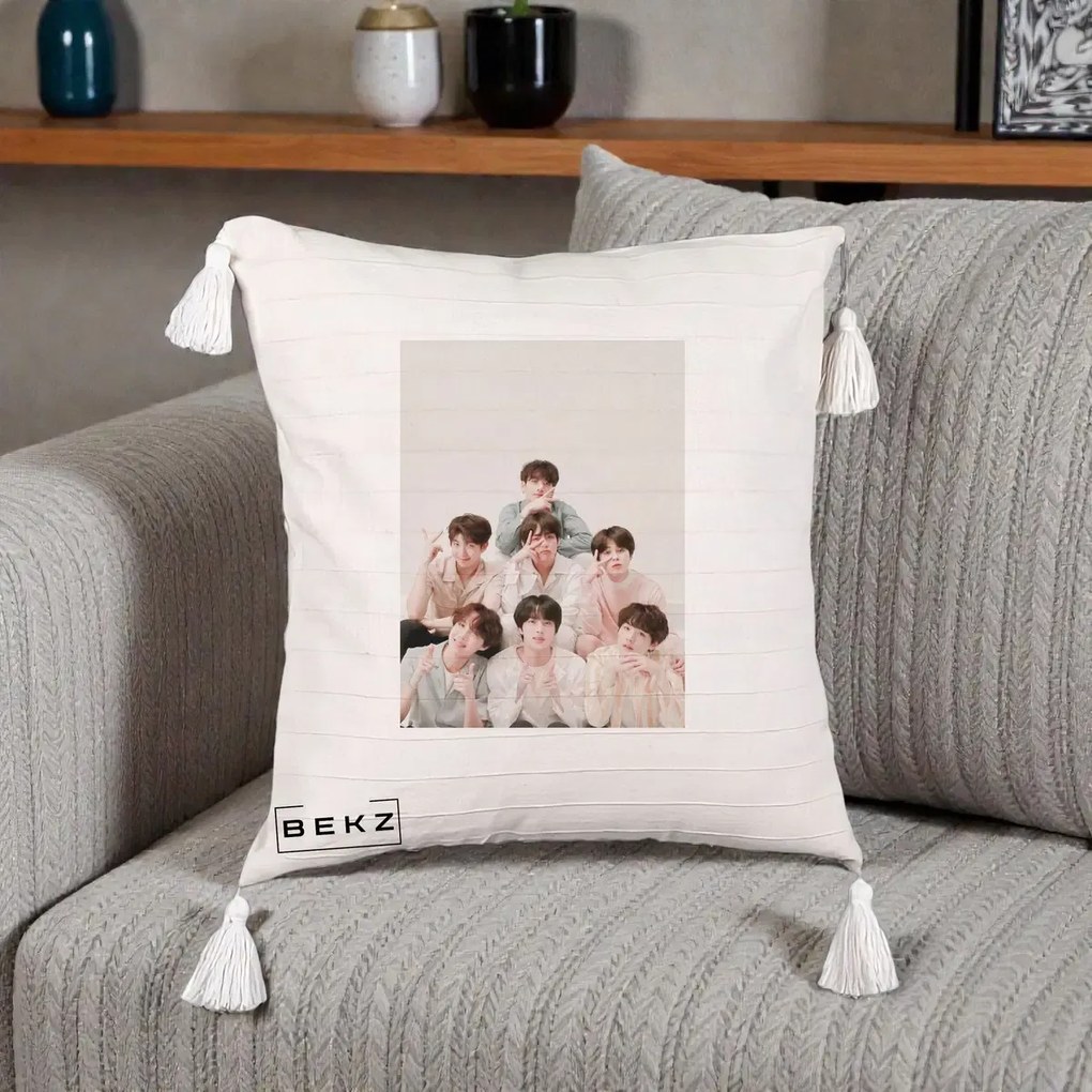 Perna Personalizata K-pop BTS Foto Grup Pastel, 40x40 cm, Bej cu Franjuri, Husa Detasabila, Perna Inclusa, BEKZ®