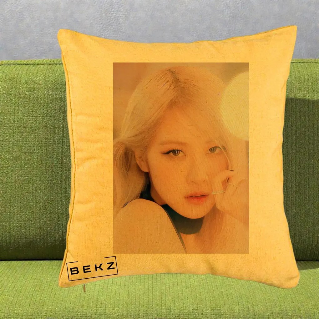 Perna Personalizata K-pop BLACKPINK Rose Blond cu Inel Roz Pastel, 40x40 cm, Galben, Husa Detasabila, Perna Inclusa, BEKZ®