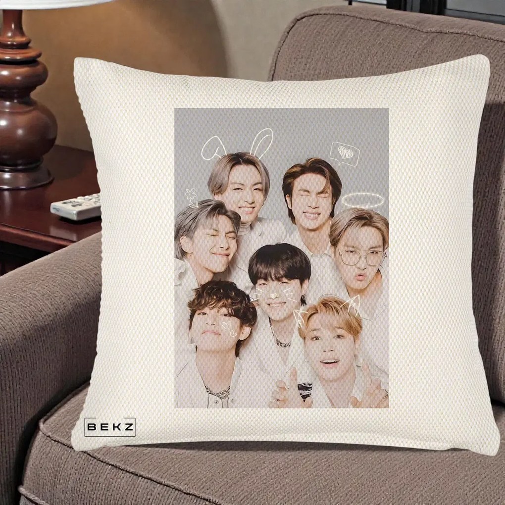 Perna Personalizata K-pop BTS Foto Grup Cute cu Animatii si 7 Membrii, 40x40 cm, Crem Reliefat, Husa Detasabila, Perna Inclusa, BEKZ®