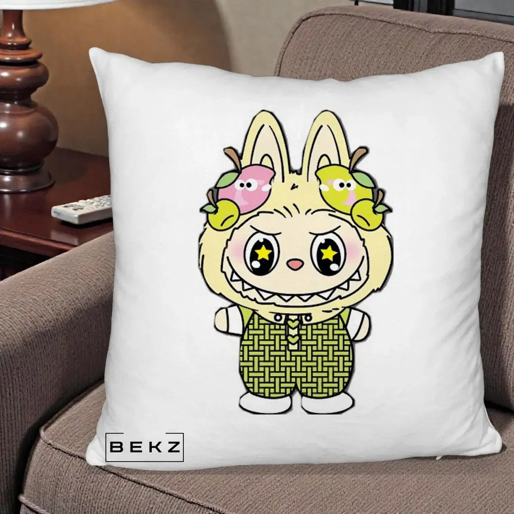 Perna Personalizata Labubu Galben cu Mere si Salopeta, 40x40 cm, Alb Pufos, Husa Detasabila, Perna Inclusa, BEKZ®