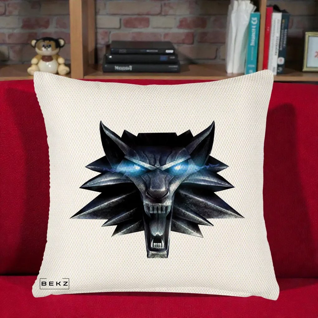 Perna Decorativa The Witcher Wolf Head, 40x40 cm, Crem Reliefat, Husa Detasabila, Perna Inclusa, BEKZ®