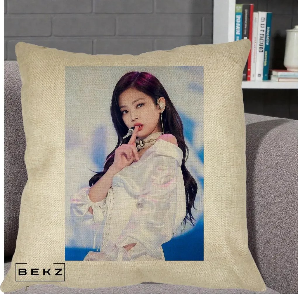 Perna Personalizata K-pop BLACKPINK Jennie Concert Alb cu Microfon, 40x40 cm, Crem, Husa Detasabila, Perna Inclusa, BEKZ®