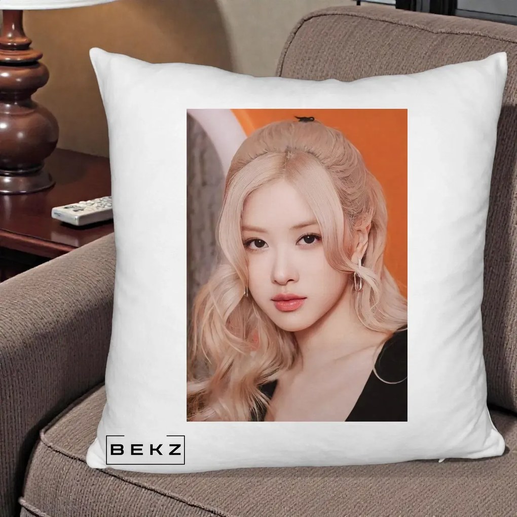 Perna Personalizata K-pop BLACKPINK cu Funda Rosie, 40x40 cm, Alb Pufos, Husa Detasabila, Perna Inclusa, BEKZ®