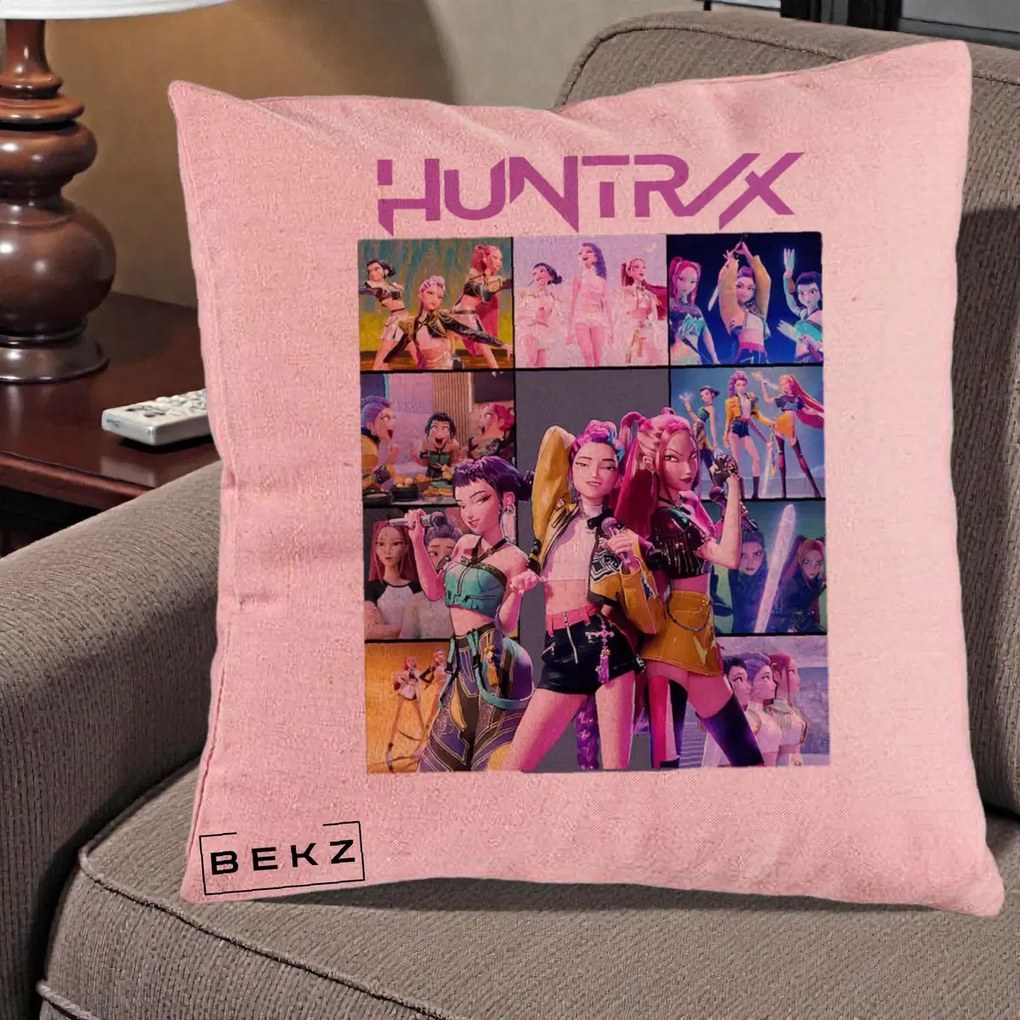 Perna Personalizata K-pop HUNTRX Colaj Animat Foto Grup, 40x40 cm, Roz, Husa Detasabila, Perna Inclusa, BEKZ®