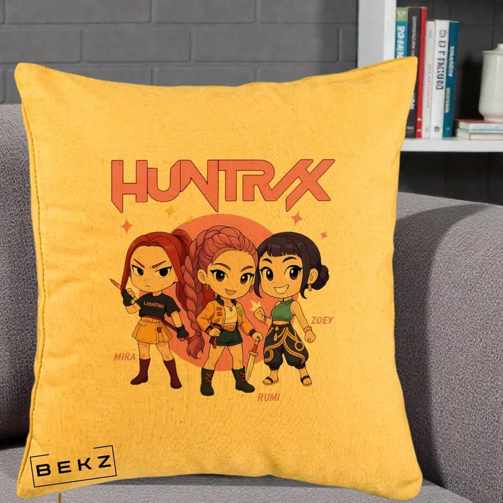 Perna Personalizata K-pop HUNTRX Trio Chibi cu Arme, 40x40 cm, Galben, Husa Detasabila, Perna Inclusa, BEKZ®