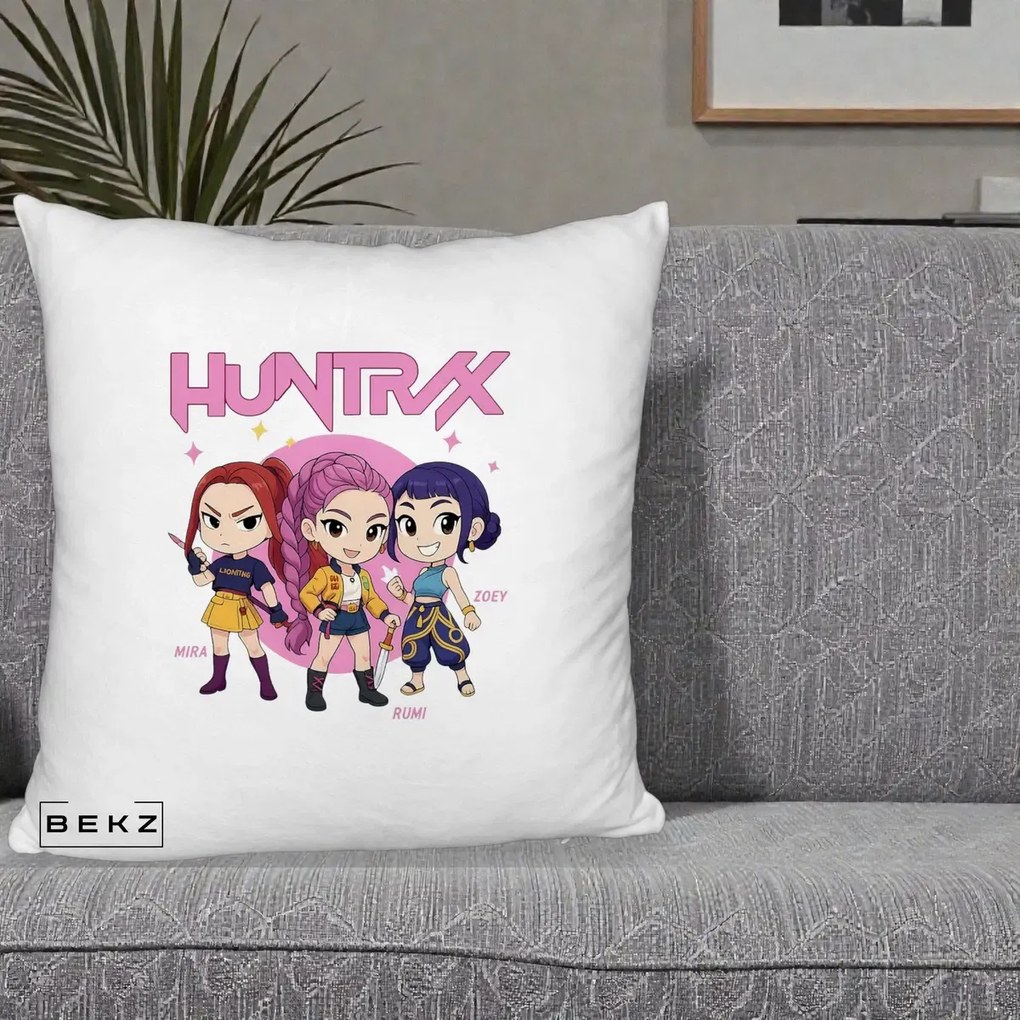 Perna Personalizata K-pop HUNTRX Trio Chibi cu Arme, 40x40 cm, Alb Pufos, Husa Detasabila, Perna Inclusa, BEKZ®