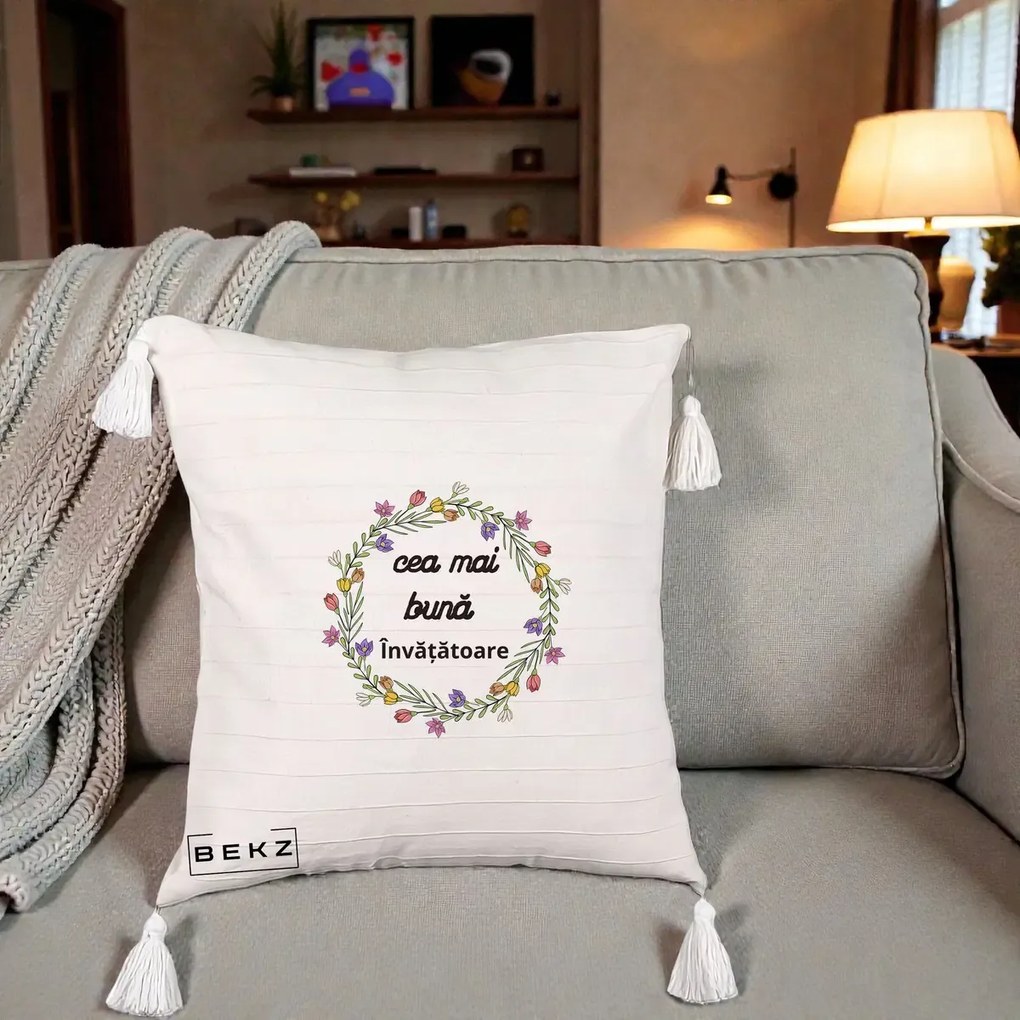 Cadou pentru Invatatoare - Perna Personalizata Cea mai Buna Invatatore cu Coronita Florala Colorata, 40x40 cm, Bej cu Franjuri, Husa Detasabila, Perna Inclusa, BEKZ®