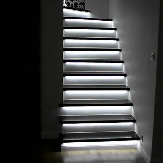 Kit Iluminat De Lux pentru Scări, 16 Trepte – Iluminare Reglabilă și Funcțională pentru Interioare Moderne