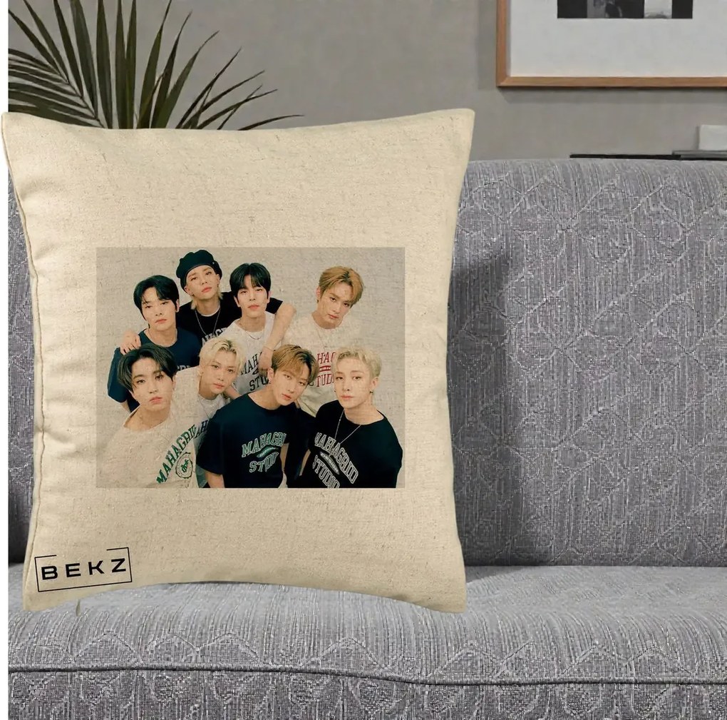 Perna Personalizata K-pop Stray Kids Foto Grup Text, 40x40 cm, Bej, Husa Detasabila, Perna Inclusa, BEKZ®