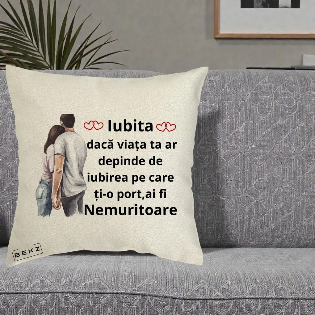 Cadou pentru Iubita - Perna Personalizata Iubita Nemuritoare cu Cuplu Acuarela Roz si Inimi, 40x40 cm, Ecru, Husa Detasabila, Perna Inclusa, BEKZ®