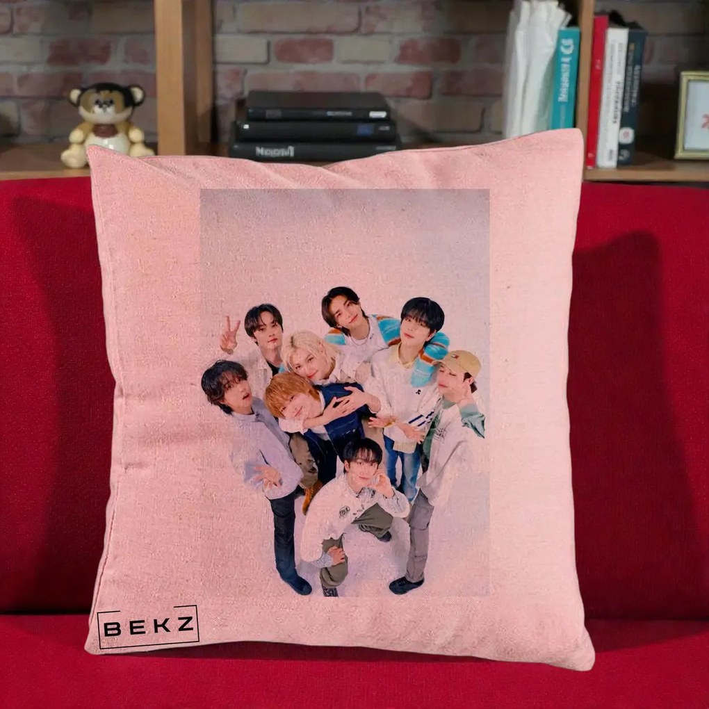 Perna Personalizata K-pop Stray Kids Foto Grup Bleu, 40x40 cm, Roz, Husa Detasabila, Perna Inclusa, BEKZ®