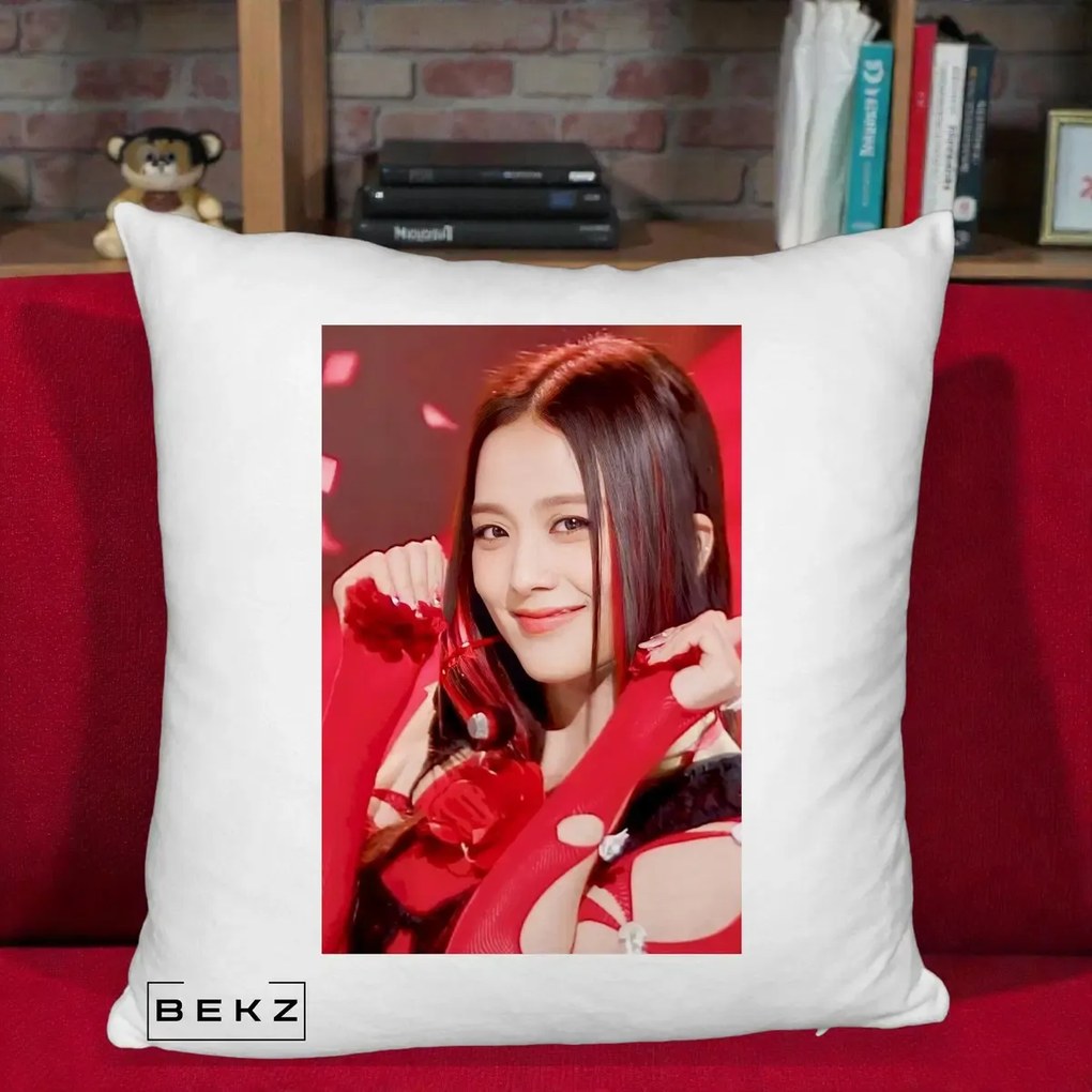 Perna Personalizata K-pop BLACKPINK Jisoo Rosu, 40x40 cm, Alb Pufos, Husa Detasabila, Perna Inclusa, BEKZ®