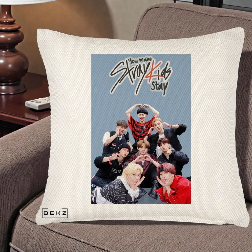 Perna Personalizata K-pop Stray Kids You Make Stray Kids Stay cu Foto Grup, 40x40 cm, Crem Reliefat, Husa Detasabila, Perna Inclusa, BEKZ®