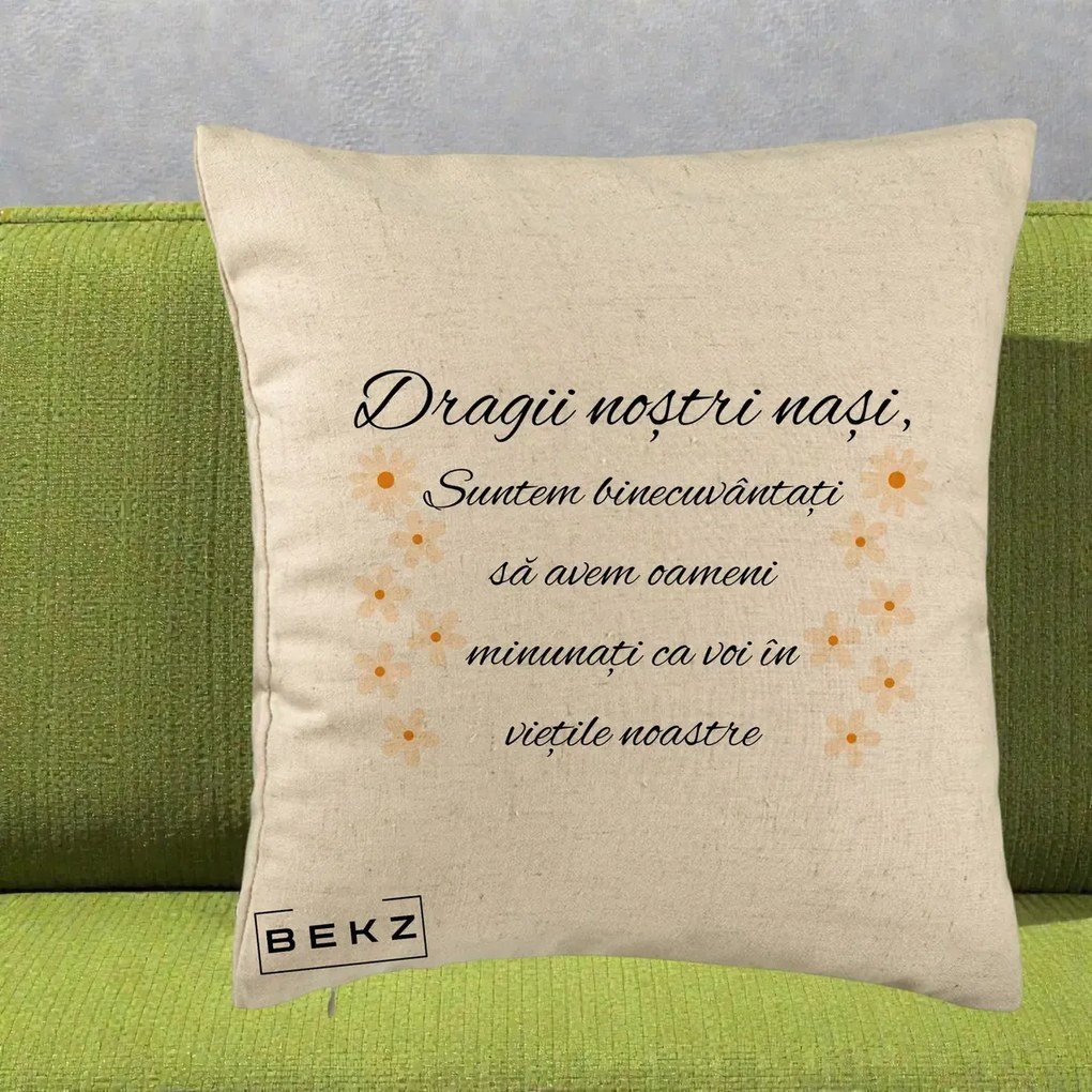 Cadou pentru Nasi - Perna Personalizata Dragii Nostri Nasi Suntem Binecuvantati cu Floricele, 40x40 cm, Bej, Husa Detasabila, Perna Inclusa, BEKZ®