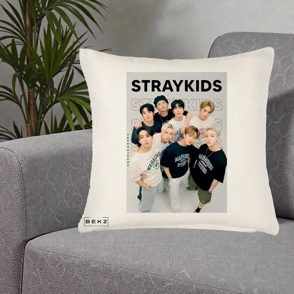 Perna Personalizata K-pop Stray Kids STRAYKIDS Alb-Negru cu Foto Grup, 40x40 cm, Crem Reliefat, Husa Detasabila, Perna Inclusa, BEKZ®