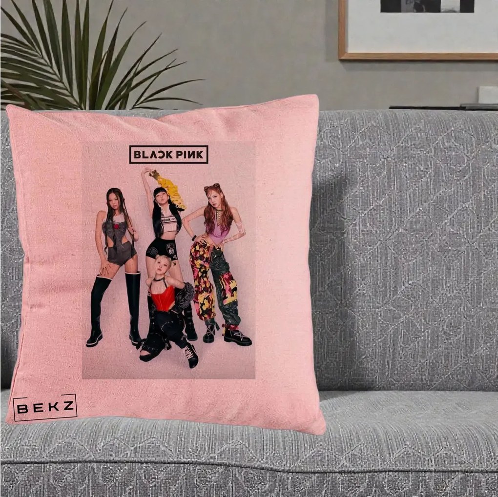 Perna Personalizata K-pop BLACKPINK Fotografie Grup Tinute Edgy, 40x40 cm, Roz, Husa Detasabila, Perna Inclusa, BEKZ®