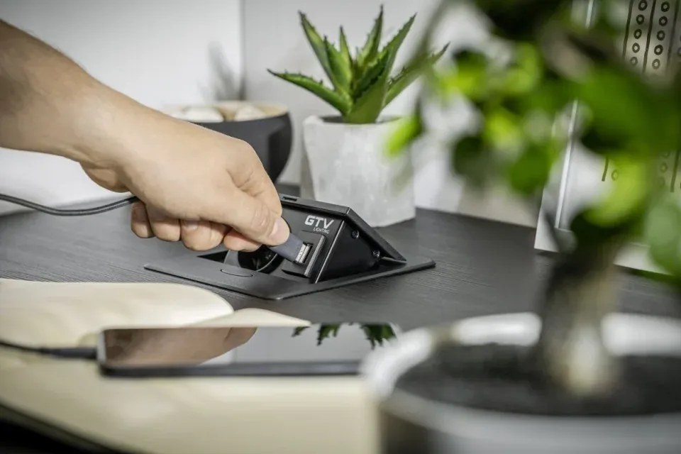 Priză încorporabilă în blat Avaro GTV, 1 priză Schuko, USB A + C, negru Aluminiu/ plastic, Negru
