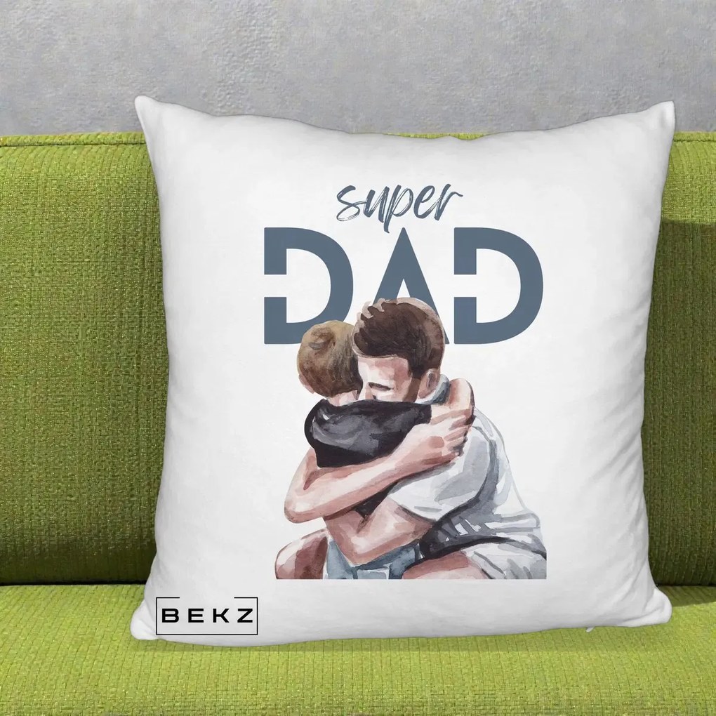 Cadou pentru Tata - Perna Personalizata Super Dad Tata si Fiu Imbratisare, 40x40 cm, Alb Pufos, Husa Detasabila, Perna Inclusa, BEKZ®