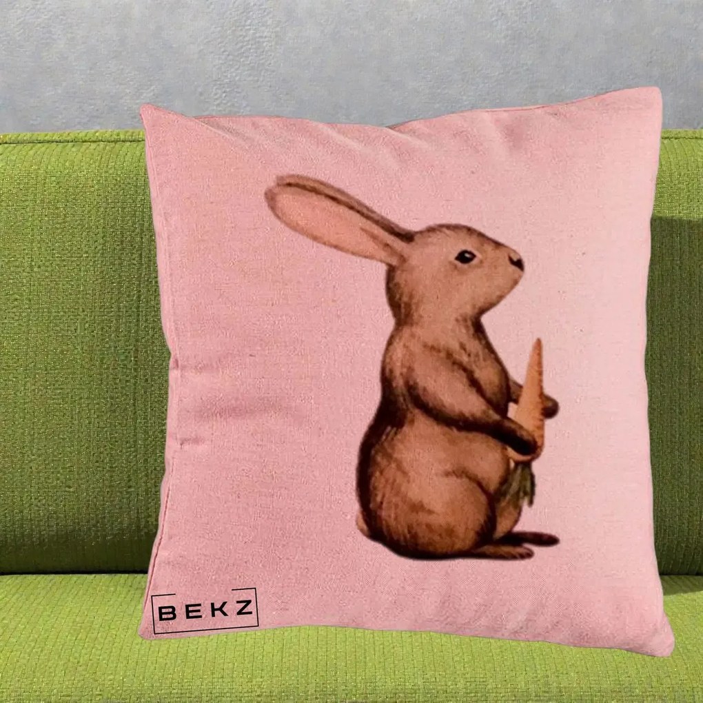 Perna Decorativa Iepuras Acuarela cu Morcov, 40x40 cm, Roz, Husa Detasabila, Perna Inclusa, BEKZ®
