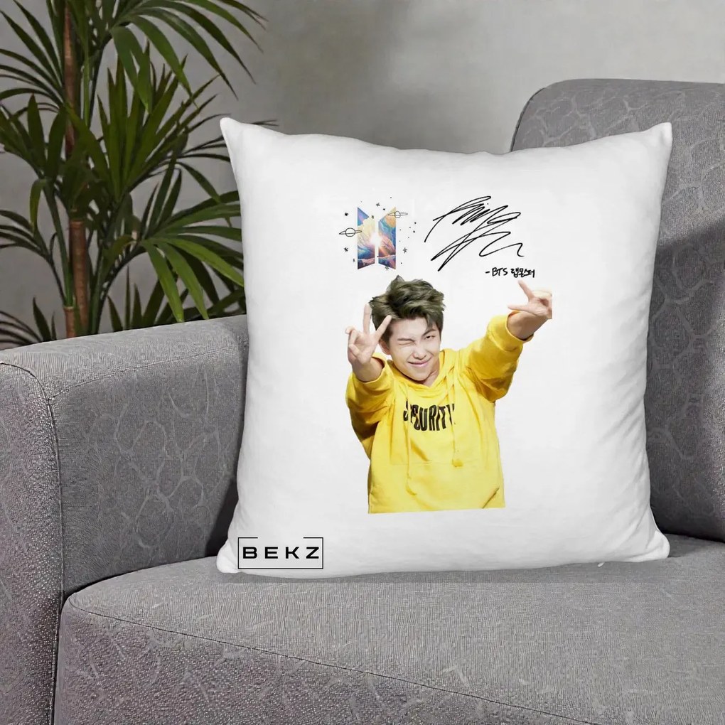 Perna Personalizata K-pop BTS RM Namjoon Hanorac Galben Autograf, 40x40 cm, Alb Pufos, Husa Detasabila, Perna Inclusa, BEKZ®
