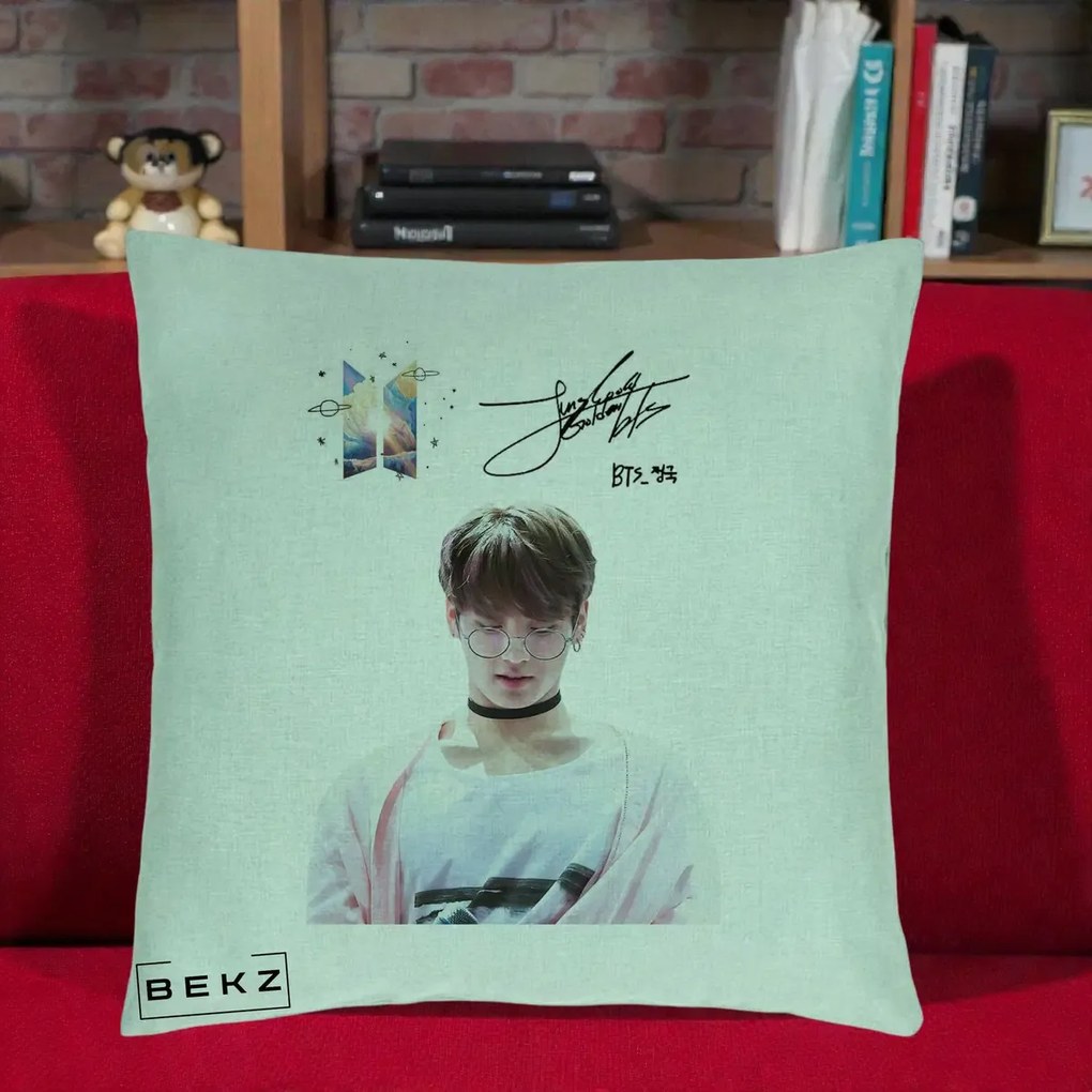 Perna Personalizata K-pop BTS Jungkook Portret cu Ochelari Autograf, 40x40 cm, Verde Menta, Husa Detasabila, Perna Inclusa, BEKZ®
