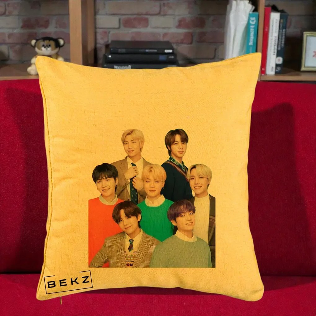 Perna Personalizata K-pop BTS Fotografie Grup Tinute Elegante, 40x40 cm, Galben, Husa Detasabila, Perna Inclusa, BEKZ®