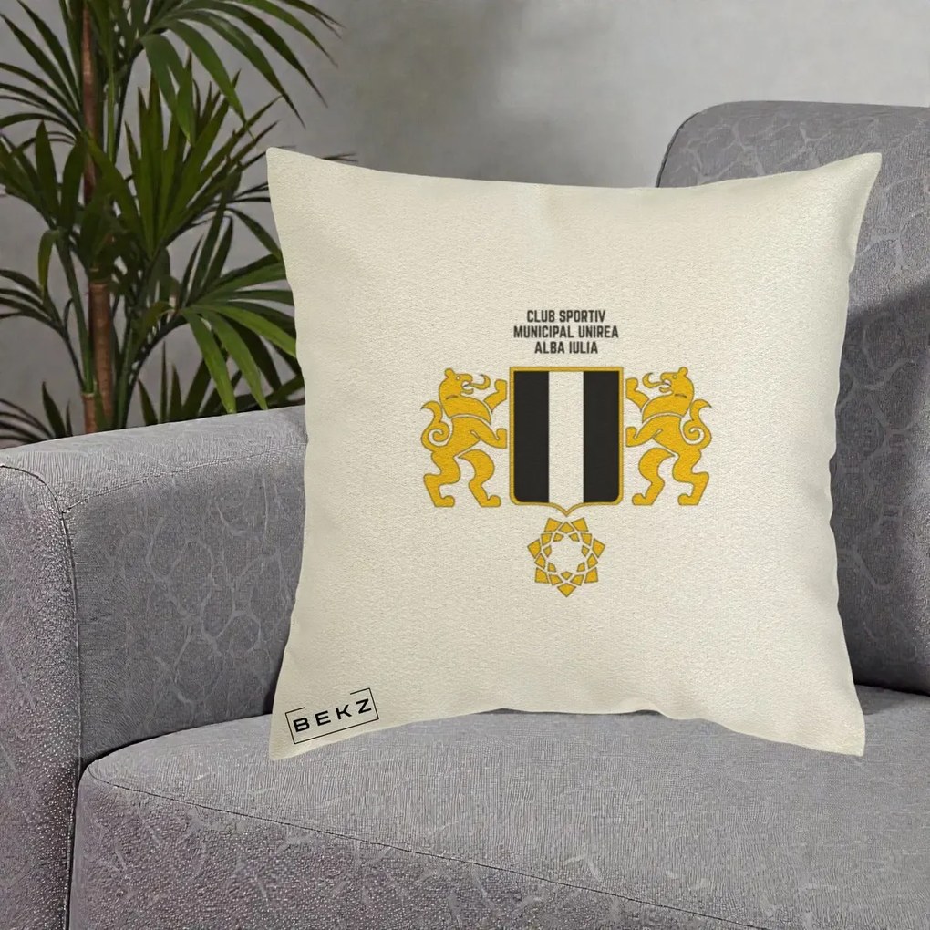 Perna Personalizata CSM Unirea Alba Iulia Fotbal, 40x40 cm, Ecru, Husa Detasabila, Perna Inclusa, BEKZ®