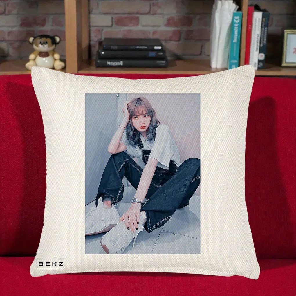 Perna Personalizata K-pop BLACKPINK Lisa, 40x40 cm, Crem Reliefat, Husa Detasabila, Perna Inclusa, BEKZ®