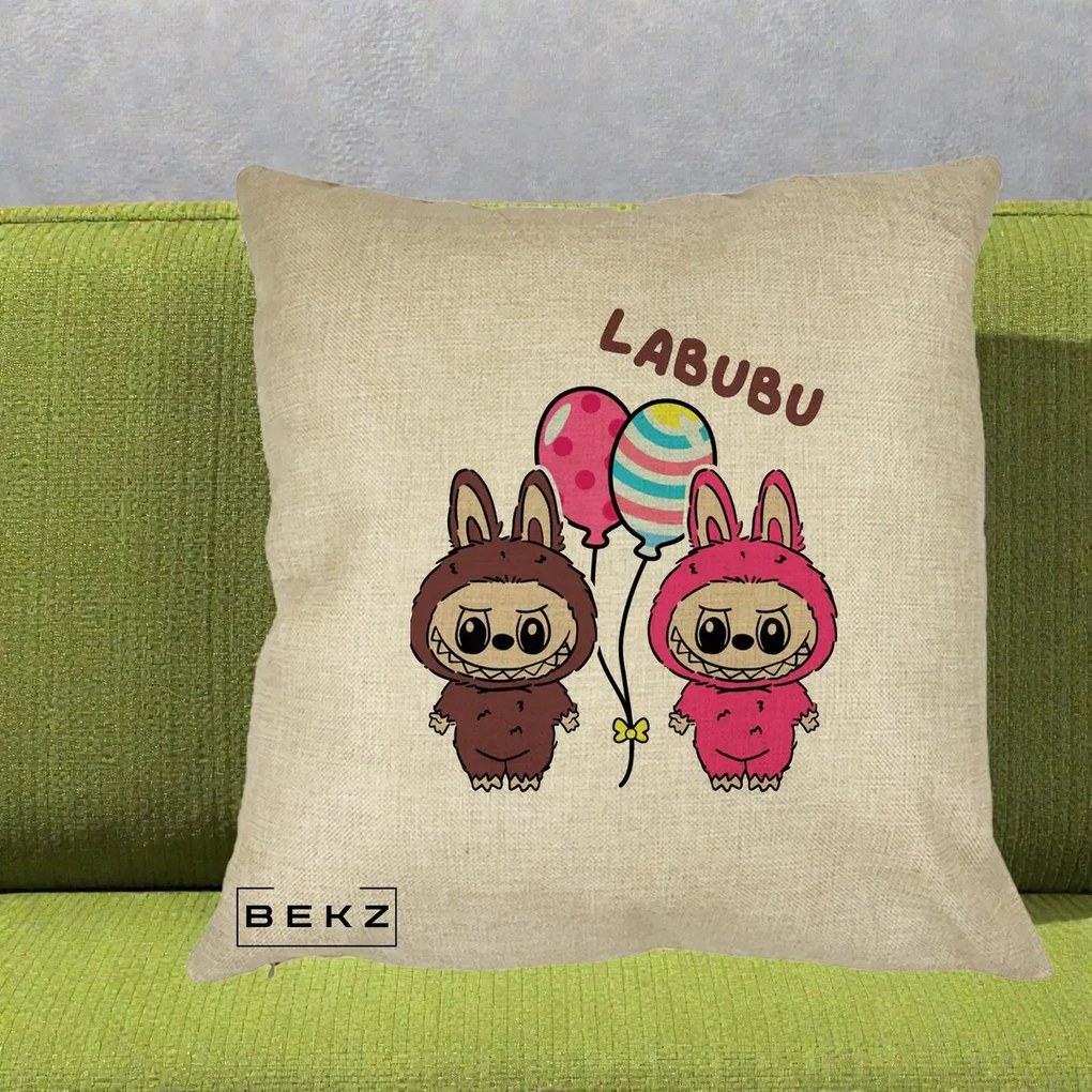 Perna Personalizata Labubu Cuplu cu Baloane, 40x40 cm, Crem, Husa Detasabila, Perna Inclusa, BEKZ®