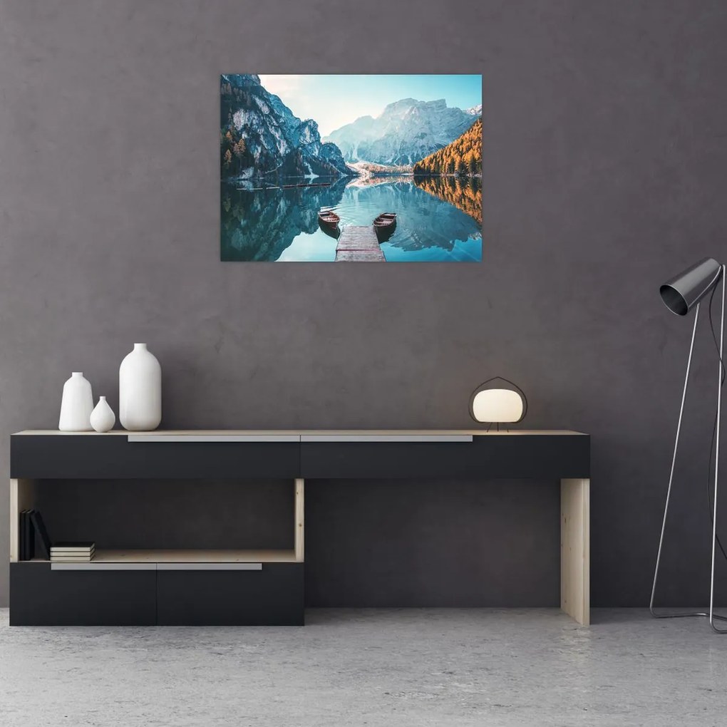 Tablou pe sticlă - Bărci pe Lacul Braies (70x50 cm)