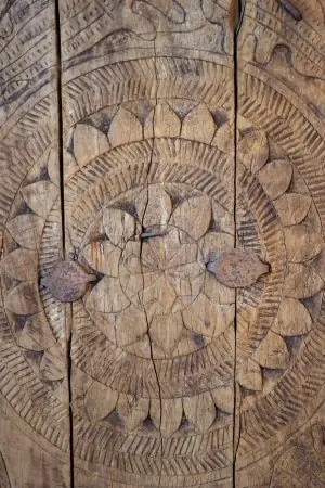 Ușă decorativă din lemn vechi reciclat sculptat manual, "Grimaud"