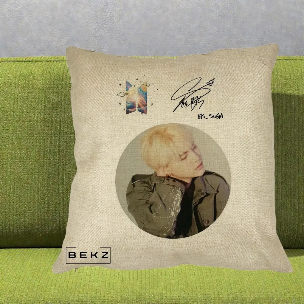 Perna Personalizata K-pop BTS Suga Portret cu Autograf, 40x40 cm, Crem, Husa Detasabila, Perna Inclusa, BEKZ®