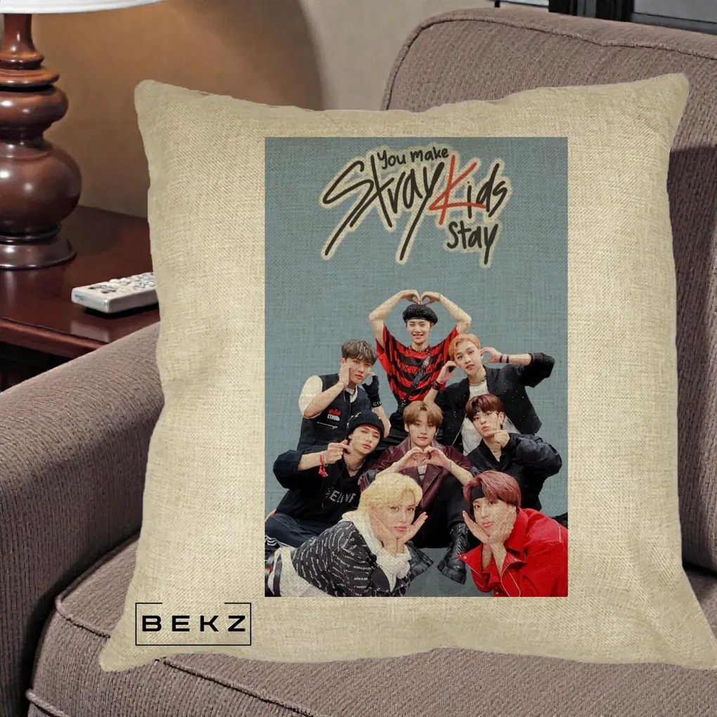 Perna Personalizata K-pop Stray Kids You Make Stray Kids Stay cu Foto Grup, 40x40 cm, Crem, Husa Detasabila, Perna Inclusa, BEKZ®