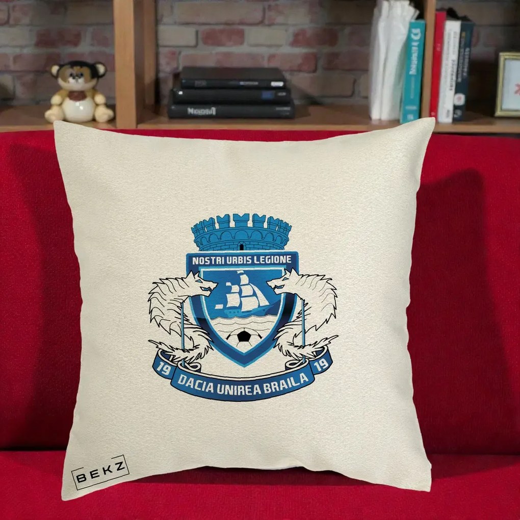 Perna Personalizata Dacia Unirea Braila 1919 Fotbal, 40x40 cm, Ecru, Husa Detasabila, Perna Inclusa, BEKZ®