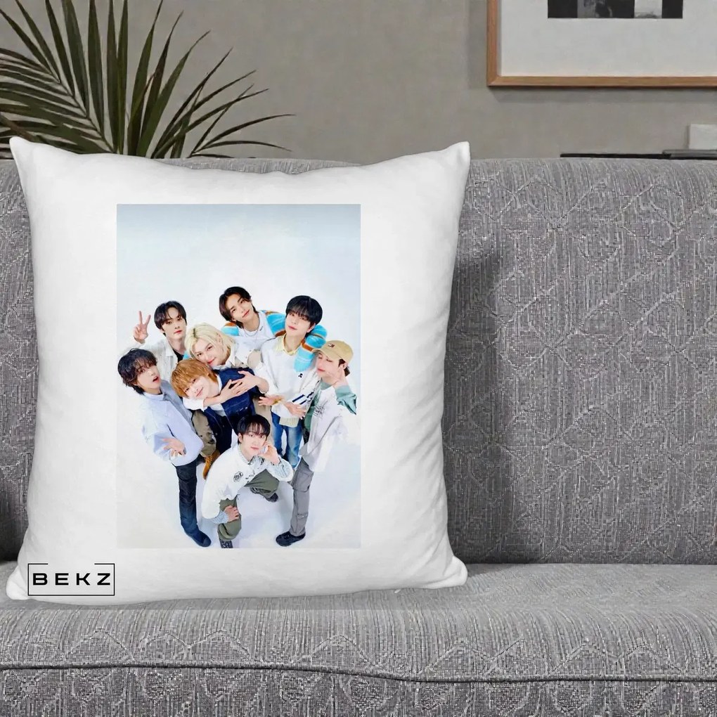 Perna Personalizata K-pop Stray Kids Foto Grup Bleu, 40x40 cm, Alb Pufos, Husa Detasabila, Perna Inclusa, BEKZ®
