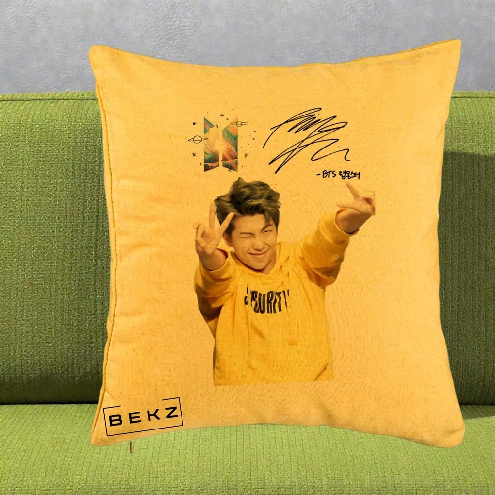 Perna Personalizata K-pop BTS RM Namjoon Hanorac Galben Autograf, 40x40 cm, Galben, Husa Detasabila, Perna Inclusa, BEKZ®
