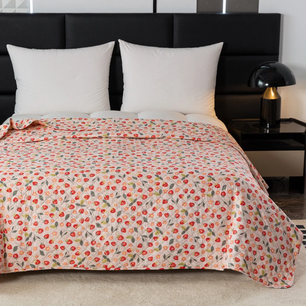 Cuvertura de pat STRAWBERRY roz Dimensiune: 220 x 240 cm