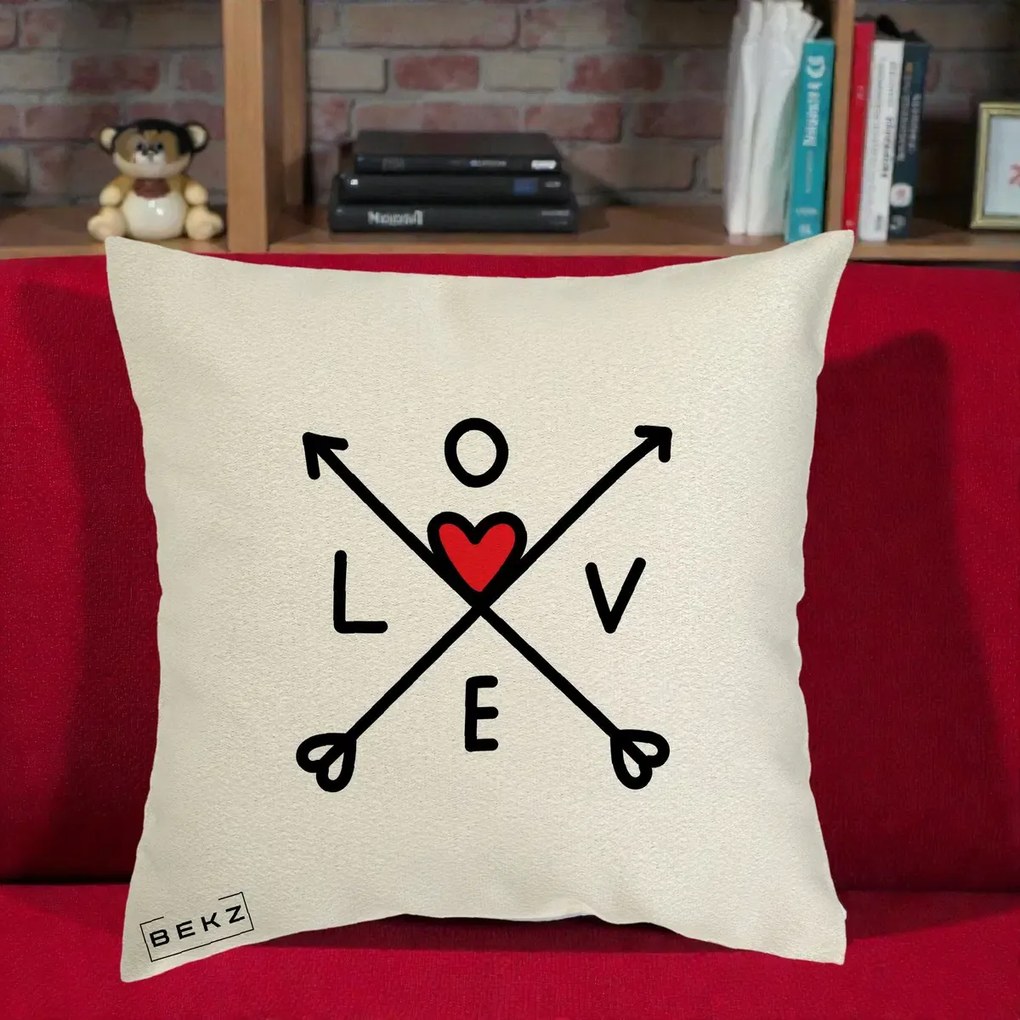 Perna Decorativa Love cu Sageti Incrucisate si Inima Rosie, 40x40 cm, Ecru, Husa Detasabila, Perna Inclusa, BEKZ®