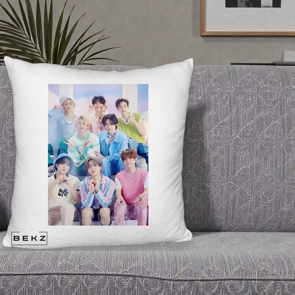 Perna Personalizata K-Pop Grup Foto Pasteluri cu 8 Artisti, 40x40 cm, Alb Pufos, Husa Detasabila, Perna Inclusa, BEKZ®